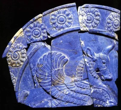 myrmekochoria - Potłuczony talerz wykonany z lapis lazuli z uskrzydlonym bykiem z epo...