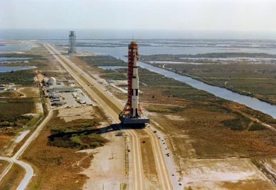 d.....4 - Saturn V przed startem misji Apollo 10, 11 marca 1969.

#kosmos #saturn V...