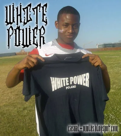 H.....H - Tutaj na zdjęciu afroamerykanin, dostaje koszulkę white power od kibiców LK...