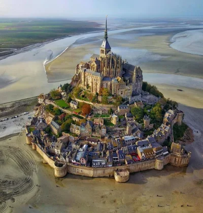 Artktur - Mont Saint-Michel - skalista wyspa pływowa w zatoce Mont-Saint-Michel, na k...