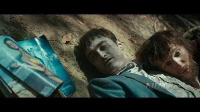 B.....n - Ron sprawdza czy Harry oddycha po nocy poślubnej z Ginny. 
Obok leżą kolor...