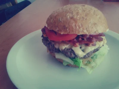 salat89 - Standardowa wersja domowego burgera, wygląda i smakuje dobrze :)
#foodporn