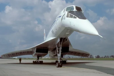 s.....w - Naddźwiękowy Tupolew Tu-144 zwany Konkordskij i człek dla porównania.
#ciek...