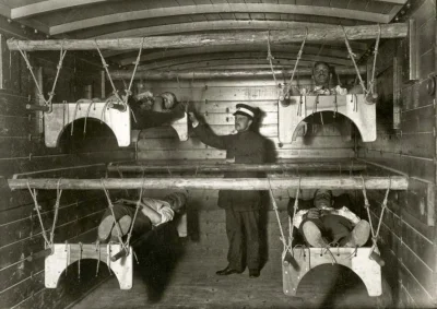 N.....h - Łóżka wiszące dla rannych żołnierzy w wagonie kolejowym.
#fotohistoria #zd...