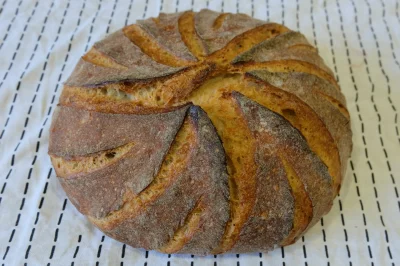 tptak - Wczorajszy wypiek, chleb pszenny na zakwasie.
Przepis: https://breadcentric....