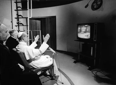 angelo_sodano - Papież Paweł VI ogląda transmisję z lądowania misji Apollo 11 na Kież...
