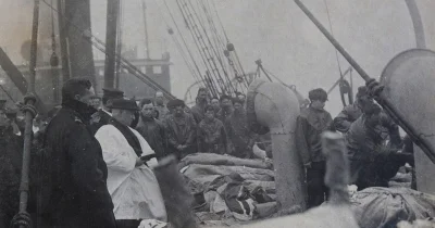 TheOrz - Pogrzeb w morzu ofiar katastrofy Titanica na pokładzie CS Mackay-Bennett, 25...