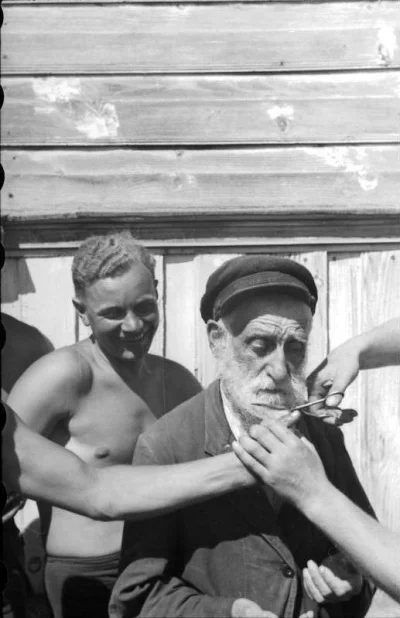 Kellyxx - Niemieccy żołnierze ścinający brodę staremu człowiekowi żydowskiego pochodz...