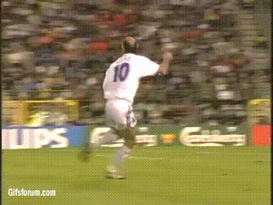 A.....e - [ #pilkanozna #zidane #futbolgif #gif #elegancja #klasa ]

Mistrz kontroli ...