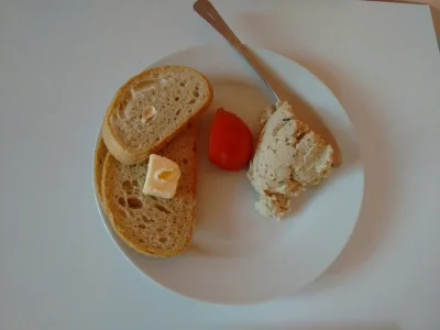 Kaplanka - Jest kolacja, świrki!
Świeży chleb, 1/4 pomidora, a nie ja pisali w menu (...