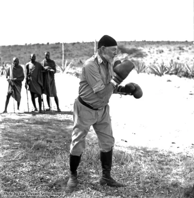 s.....w - Pisarz Ernest Hemingway w czasie treningu bokserskiego. Kenia - 1952 rok.
#...