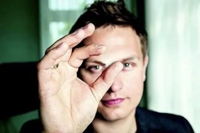 1.....8 - Michał Białek prezentuje odległość pomiędzy jego kciukiem, a palcem wskazuj...