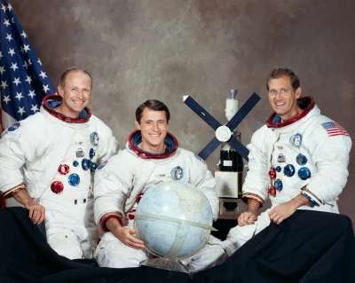 d.....4 - Na zdjęciu z sierpnia 1973 główna załoga misji Skylab 4 z modelem stacji Sk...