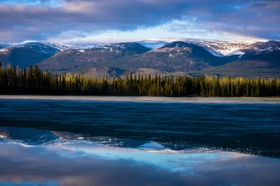 n.....r - > Half-frozen lake in the Yukon territory

#earthporn #yukon #jukon