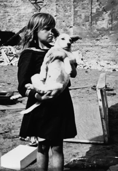 HaHard - Dziewczynka trzyma psa na tle zdewastowanej przez Niemców Warszawy
5 wrześn...