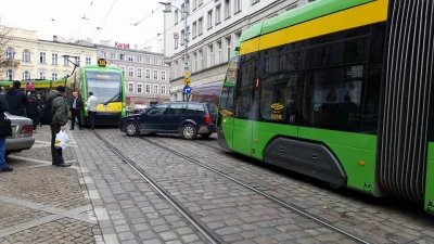 Powuyo - Samochód blokuje ruch tramwajów w obu kierunkach w okolicy przystanku Marcin...