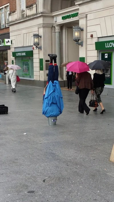 Kitan - Patrzcie mirki co się dzisiaj #!$%@?ło. Idę sobie przez High Street w Exeter,...