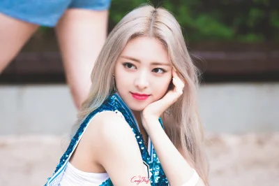 XKHYCCB2dX - #yuna #itzy 
#koreanka