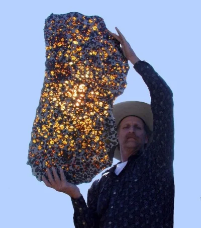 Gloszsali - Meteoryt Fukang znaleziony w 2000 r w Chinach. 
zbudowany jest z wielkic...
