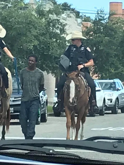 m.....0 - Policjanci na koniach w Galveston w Teksasie zatrzymali i z pomocą sznura t...