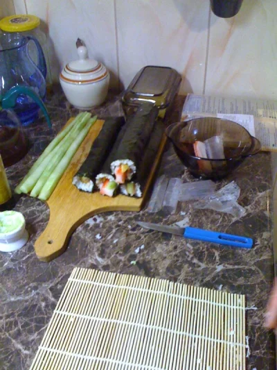 Pobe - Dzisiaj pierwszy raz w życiu będę jadł #sushi. Jak na razie #makingof.