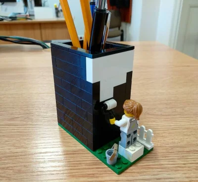 Matt_888 - Zrobiłem sobie z #lego taki pojemnik na długopisy do #pracbaza :D