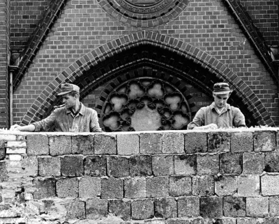 s.....w - "...should I build the wall?" 
Budowa muru berlińskiego - 22 sierpnia 1961...