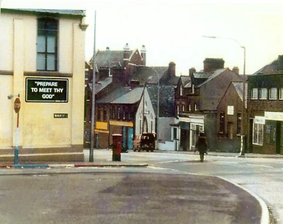 K.....z - ""The long walk": A British Army ATO approaches a suspect device in Norther...