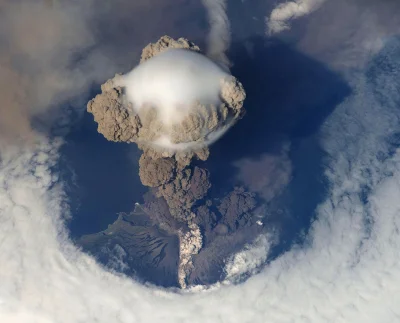 Rajtuz - Erupcja wulkanu Saryczewa sfotografowana z Międzynarodowej Stacji Kosmicznej...