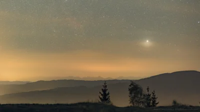 namrab - Nocny widok na Tatry z odległości 80 kilometrów. Nad horyzontem Syriusz, naj...