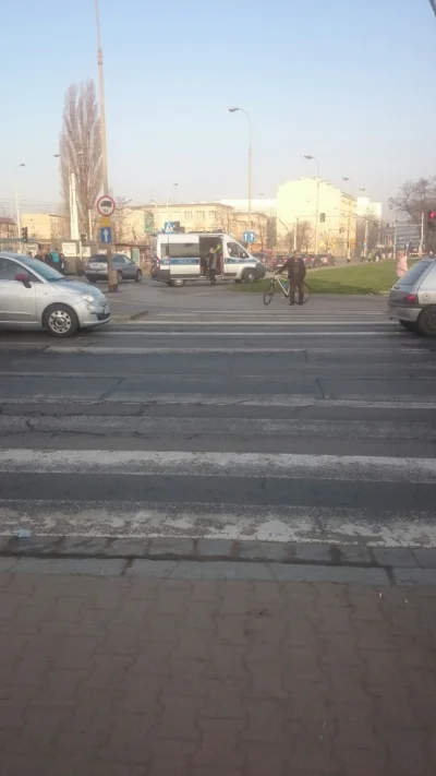 ciksu - plac Wróblewskiego, zajeli cały chodnik i czają sie na przechodniów i rowerzy...