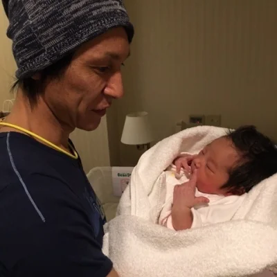 PlugawyBuntownik - Rzadkie zdjęcie Noriakigo trzymającego nowo narodzonego Petera Pre...