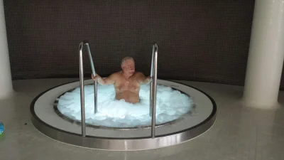 Spearo - @telpan: jacuzzi już zaklepane przez #leszke