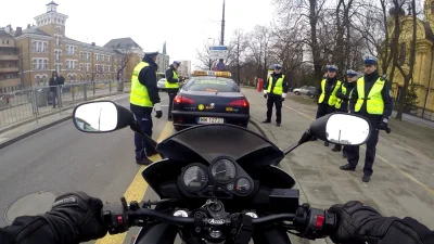 piowit - Dziś mnie taka żółta grupka do kontroli zatrzymała :) 

#pokazmotor #motocyk...