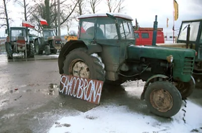 sciana - Jakie ładne traktory, 10-15 lat temu jeszcze starymi Ursusami blokowali.