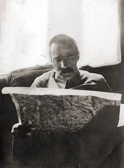 MeritumApp - Wszystko albo nic.

1920, Józef Piłsudski z mapą w czasie ostatnich dn...