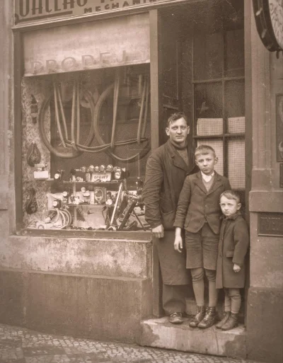 myrmekochoria - Właściciel sklepu z rowerami ze swoimi synami, Czechosłowacja 1936.
...