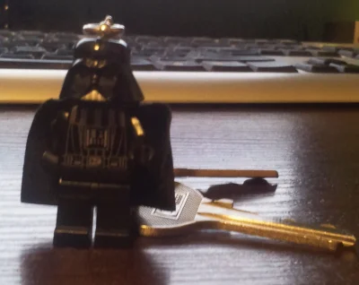 MiszczJoda - @lodowy_parapox: Ja tam noszę przy kluczach Dartha Vadera, można powiedz...