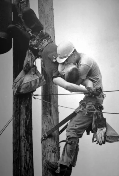 Dyzmuzg - To zdjęcie otrzymało nagrodę Pullitzera w 1968 roku.
 Przedstawia mężczyzn...