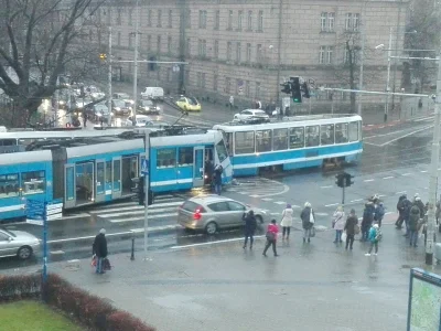 Analogowy_Brokul - Zderzenie tramwajów na placu Orląt. Uwaga na korki za chwilę. #wro...