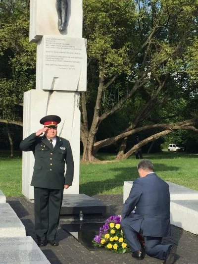 elMefedron - Prezydent Andrzej Duda łapie Ratate pod pomnikiem ofiar rzezi wołyńskiej...
