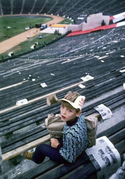 A.....i - Chłopiec siedzący na trybunach stadionu X-lecia, 1979 r.



#fotohistoria #...