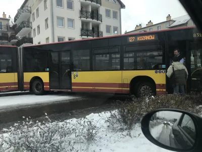 CalyNaBialo - Moje miasto takie piękne, autobus na zwycięskiej zablokował dwa pasy ru...