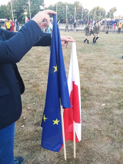 estcil - Na Westerplatte rozdawano flagi Polski i UE, przy czym jedna była dłuższa od...