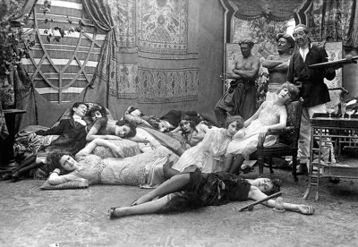 enforcer - Opium party, Francja 1918r. Jest grubo.
#foto #fotografia #fotohistoria
