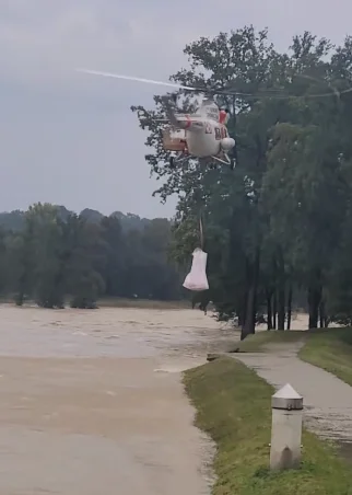 jmuhha - Helikopter zrzuca bigpacki na wzmocnienie wału 

#powodz