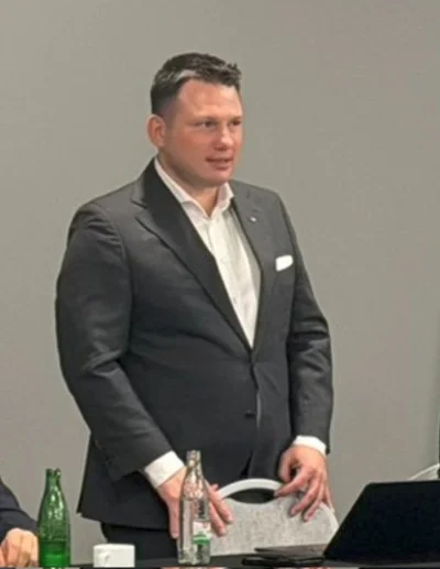 splinter96 - pan doktór Mentzen musi mieć spore zaufanie do tego jednego guzika
#poli...