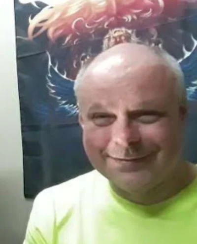 Desire22 - @Tabasco666: Fake, okulary ma całe. Tutaj masz przykład opuchniętej pandy.