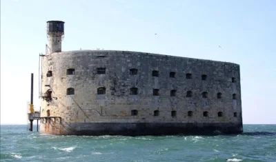 Loskamilos1 - Fort Boyard, który miał chronić francuskie wybrzeże przed obcą flotą, w...