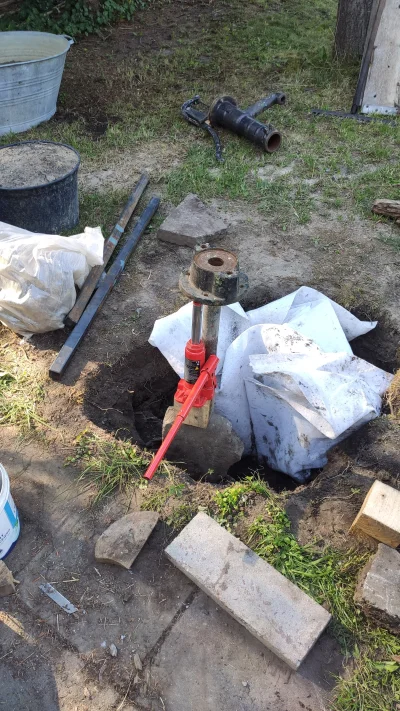 mkorsov - Pompa poprzednio była za nisko, ale udało się ją trochę wysunąć z ziemi, w ...